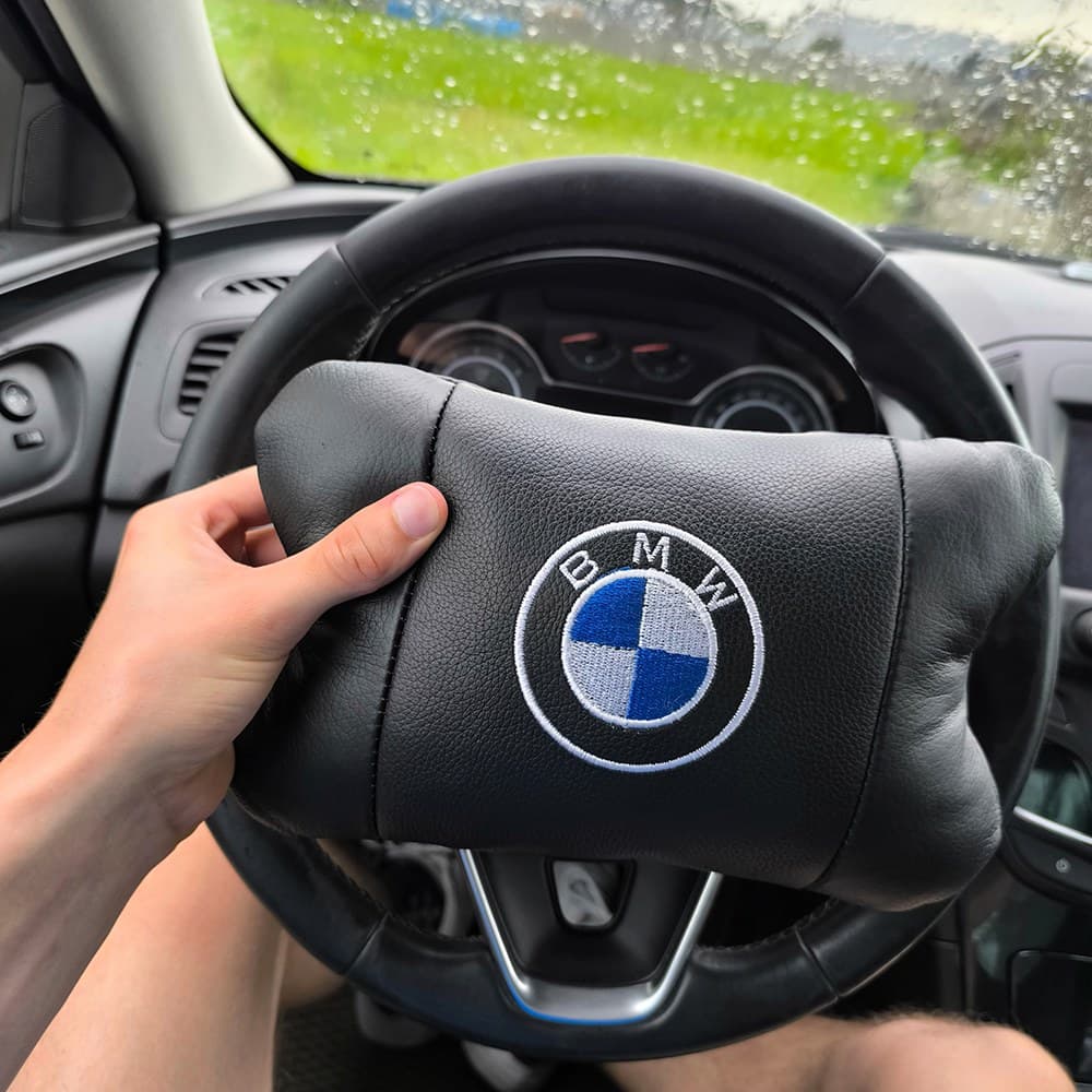 Набір автомобільних подушок з натуральної шкіри BMW фото